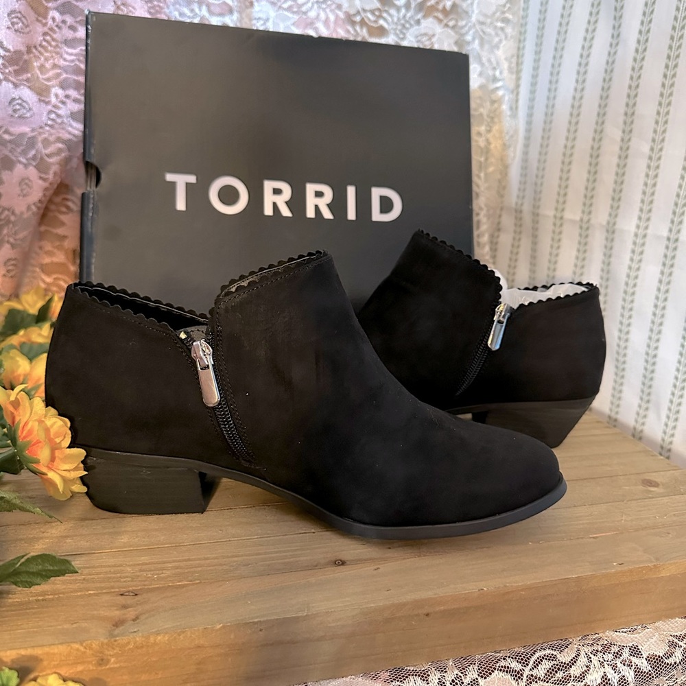 RUN 1/2 SZ SMALL Torrid Black Ankle Booties w Scalloped Trim NIB